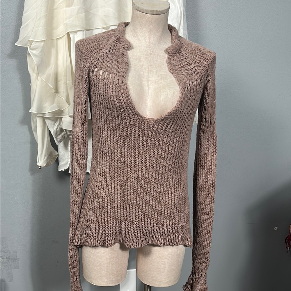 Women V-neck knit tan Elegant Women's Sweater size small to XS made in Italy